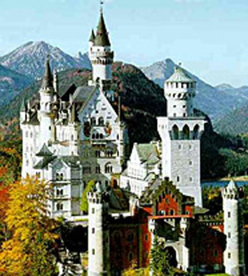 Замок Нойшванштайн Людвига Баварского. Построен по приказу этого полубезумного монарха, первоначально задумывался как живая декорация к опере Р. Вагнера «Лоэнгрин». 