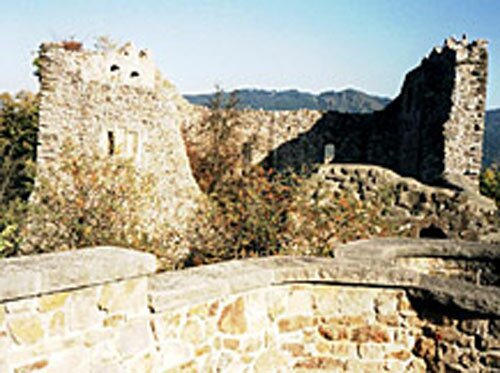 Баден- Вюртемберг. Баденвейлер. Руины средневекового замка. 