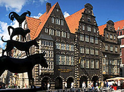 Бремен. На центральной Рыночной площади можно видеть замечательный образец городской скульптуры — памятник бременским музыкантам 
