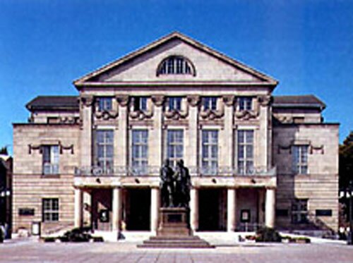 Веймар. Немецкий национальный театр. Перед зданием памятник Шиллеру и Гете. 1865. 