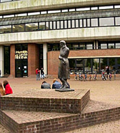Дюссельдорф. Здание университета, перед которым установлен памятник Генриху Гейне, уроженцу Дюссельдорфа. 