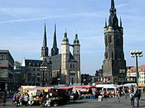 Красная башня на Рыночной площади в Галле. 