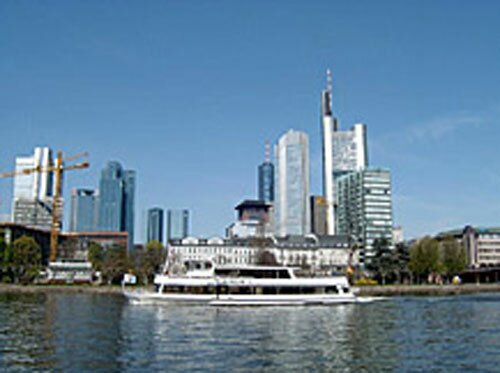 Франкфурт-на-Майне. Панорама офисов ведущих банков (слева направо): Дрезденский банк, Немецкий банк, Гелаба, EZB (Европейский центральный банк), Коммерцбанк. 