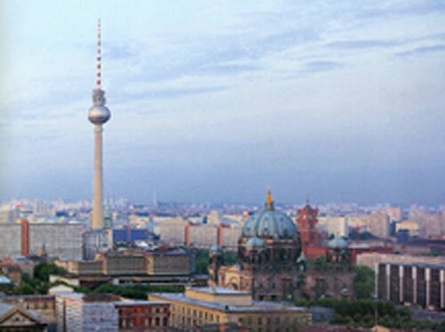 Панорама Берлина. Слева: телебашня на Александрплатц. 