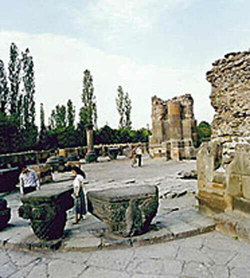 Армения. Руины храма Звартноц. 