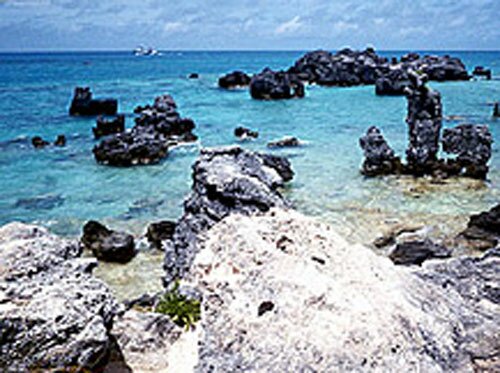 Бермудские острова. Бирюзовая морская вода побережья 