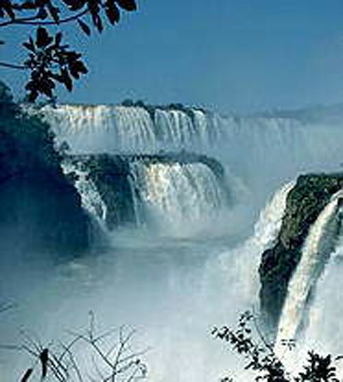 Аргентина. Водопад Игуасу находится на границе Аргентины и Бразилии, на р. Игуасу. Общая высота 72 м, ширина 2700 м. 