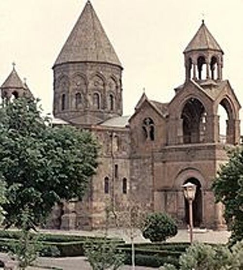 Эчмиадзин. Собор, построен в 303 году. В 5 и 7 веках он перестраивался. В 1653-1658 годах была возведена колокольня, а в 1869 году — ризница. 