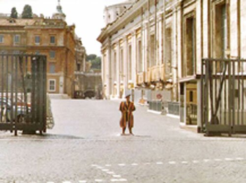 Государственная граница Ватикана. На страже — папский гвардеец в форме, придуманной Микеланджело. 