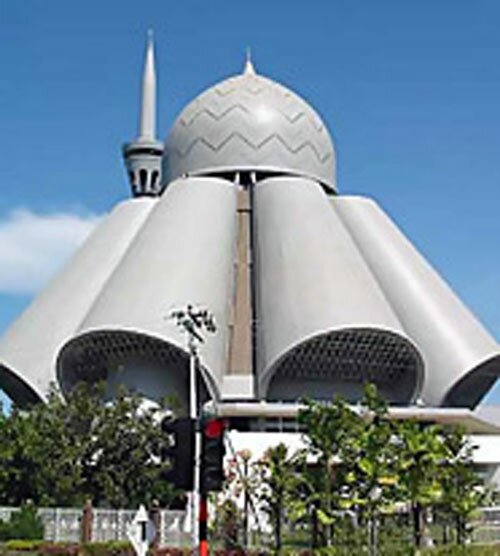 Малайзия. Современная мечеть на острове Лабуан. 