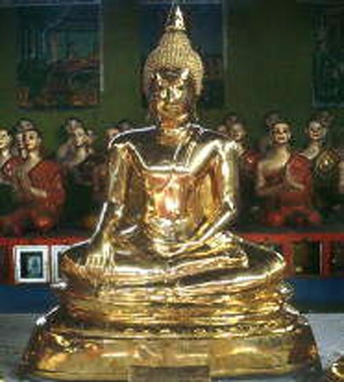 Малайзия. Золотая статуя Будды. 